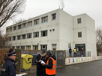 Feuerwehreinsatz an einer Schule in Fürth (Bayern): Bei dem Brand in dem Containergebäude werden laut Polizei etliche Schüler und Lehrer durch Rauchgase verletzt. Foto: NEWS5 / Salg