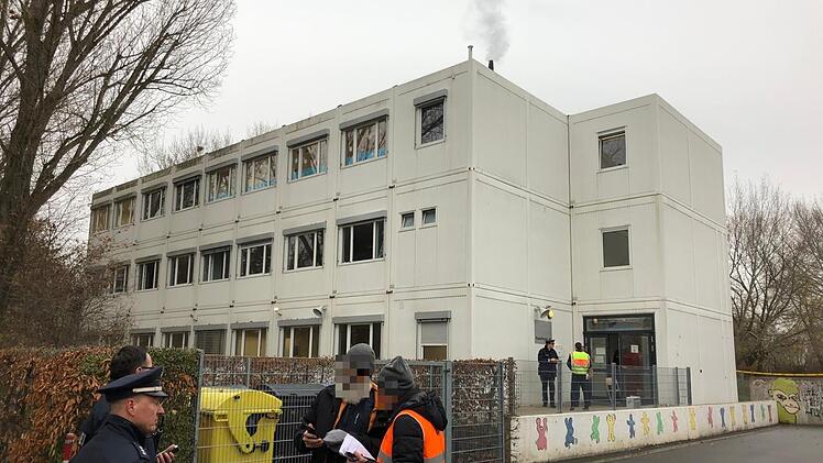 Feuerwehreinsatz an einer Schule in Fürth (Bayern): Bei dem Brand in dem Containergebäude werden laut Polizei etliche Schüler und Lehrer durch Rauchgase verletzt. Foto: NEWS5 / Salg
