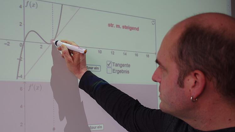 Die Grund- und Mittelschulen erstellen derzeit Konzepte für das, was am Kaspar-Zeuß-Gymnasium bereits Realität ist: das digitale Klassenzimmer (im Bild: Lehrer Martin Jungkunz). Foto: Marco Meißner