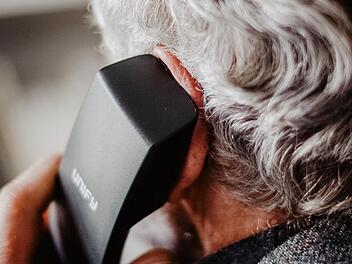 Felix ist seit 25 Jahren ehrenamtlicher Mitarbeiter bei der Telefonseelsorge in Bamberg. Der Pensionär hört jedem Anrufer zu.Lea Schreiber
