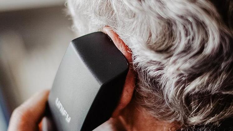 Felix ist seit 25 Jahren ehrenamtlicher Mitarbeiter bei der Telefonseelsorge in Bamberg. Der Pensionär hört jedem Anrufer zu.Lea Schreiber