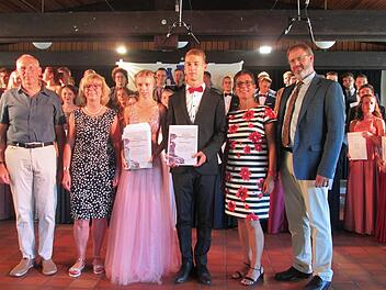 Mathematiklehrer Werner Seitz und Fördervereinsvorsitzende Rita Schaupp (von links) sowie Schuleiter Matthias Ludolph und seine Stellvertreterin, Silke Heid (von rechts) gratulierten den besten Abiturienten Viviane Heilmann und Aaron Ziegler.  Foto: Winfried Ehling