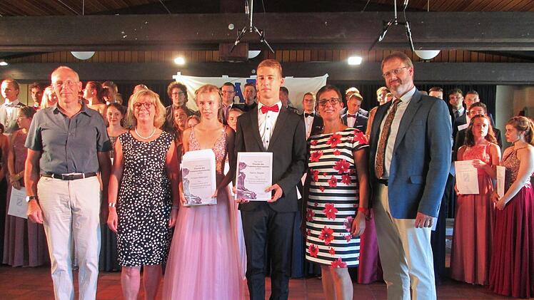 Mathematiklehrer Werner Seitz und Fördervereinsvorsitzende Rita Schaupp (von links) sowie Schuleiter Matthias Ludolph und seine Stellvertreterin, Silke Heid (von rechts) gratulierten den besten Abiturienten Viviane Heilmann und Aaron Ziegler.  Foto: Winfried Ehling
