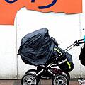 Paar mit Kinderwagen von Auto erfasst - Familienvater stirbt