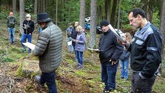 Den Jahresbetriebsplan studierten die Gemeinderatsmitglieder während der Erläuterung von Forstamtsrat Wolfgang Meiners genau. Foto: Helmut Will