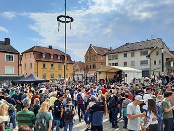 Ein  sehr gut besuchtes Benefizkonzert fand auf dem Maßbacher Marktplatz statt. Knapp 6900 Euro kamen als Erlös zusammen. Foto: Simone Schad