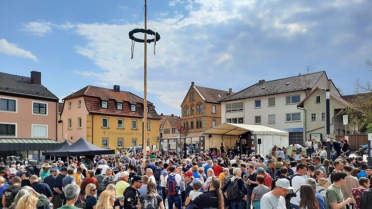 Ein  sehr gut besuchtes Benefizkonzert fand auf dem Maßbacher Marktplatz statt. Knapp 6900 Euro kamen als Erlös zusammen. Foto: Simone Schad