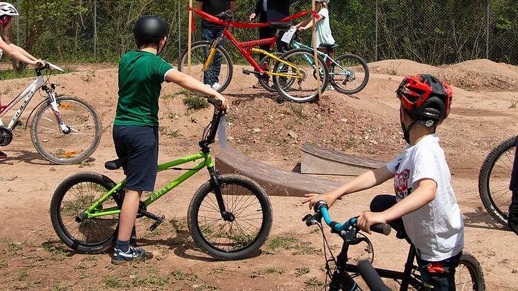 Die Kinder testen den Platz direkt in zwei Fahrwettbewerben. Foto: Stephanie Kunder
