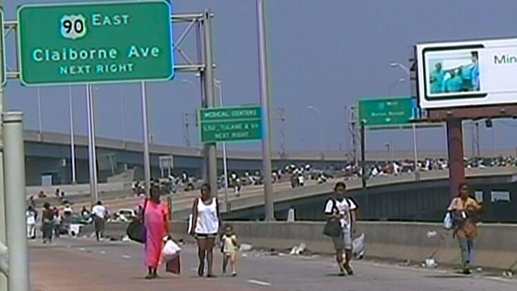 Nachdem Hurrikan Katrina über New Orleans hinweggefegt war, waren viele Einwohnerinnen und Einwohner obdachlos und versuchten, einen Zufluchtsort zu finden.