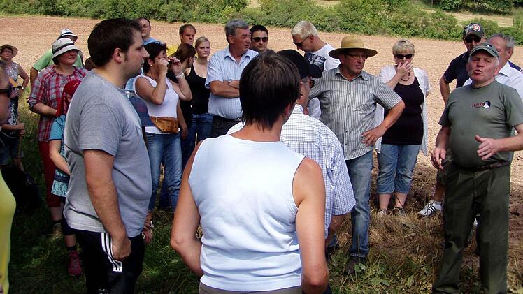 Beim traditionellen Flurumgang lauschten etwa 45 Krümler Grundholden und Wanderer den Erklärungen des Jagdpächters Hugo Baun.