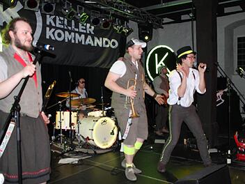 Auf der Bühne der Rathaushalle in Haßfurt: Schlagzeuger Norbert Weinhold, Trompeter Stefan Schalanda, Bassist Sebastian Schubert und Sänger Dadawindschi (von links). Fotos: Katja Kölbl
