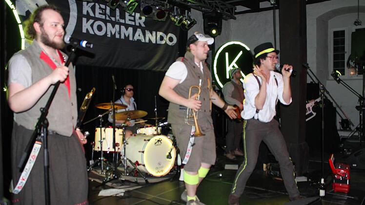 Auf der Bühne der Rathaushalle in Haßfurt: Schlagzeuger Norbert Weinhold, Trompeter Stefan Schalanda, Bassist Sebastian Schubert und Sänger Dadawindschi (von links). Fotos: Katja Kölbl