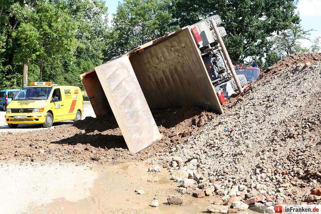 Lkw stuerzt bei Abladevorgang auf die Seite