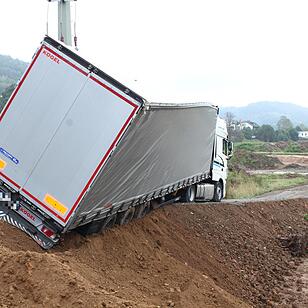 Sattelzug droht in Kulmbach zu kippen