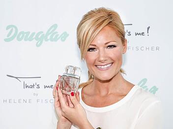 Helene Fischer mit dem von Heinz-Glas produzierten Flakon für das erste Parfüm der erfolgreichen Sängerin  Foto: Symbolfoto: Archiv