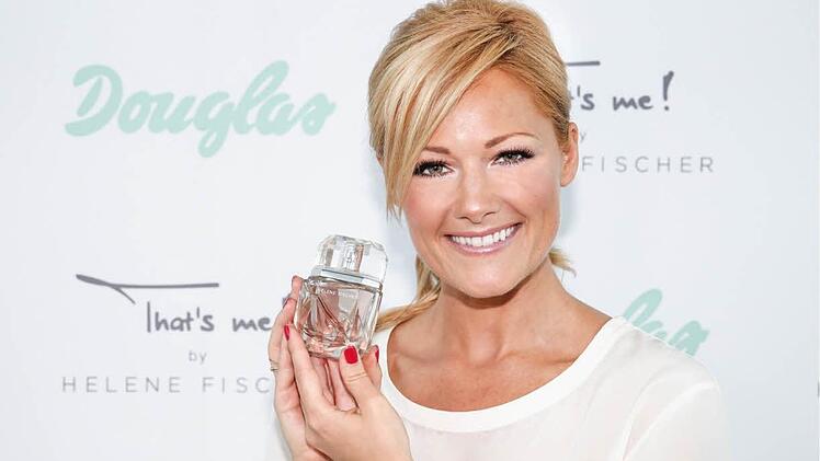 Helene Fischer mit dem von Heinz-Glas produzierten Flakon für das erste Parfüm der erfolgreichen Sängerin  Foto: Symbolfoto: Archiv