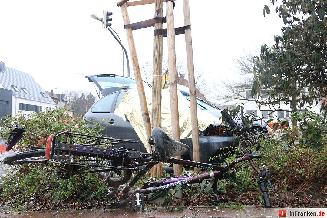 Auto fährt in Forchheim in Menschengruppe