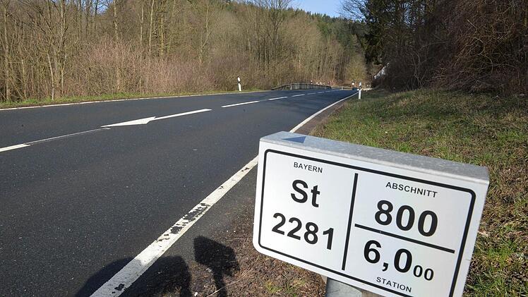 Sehr aktiv war das Bauamt im Bereich der unfallträchtigen Staatsstraße 2281 am Ellerberg bei Tiefenellern. Foto: Ronald Rinklef