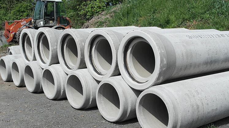 Auch diese großen Entwässerungsrohre müssen unter der B 85 verlegt werden.