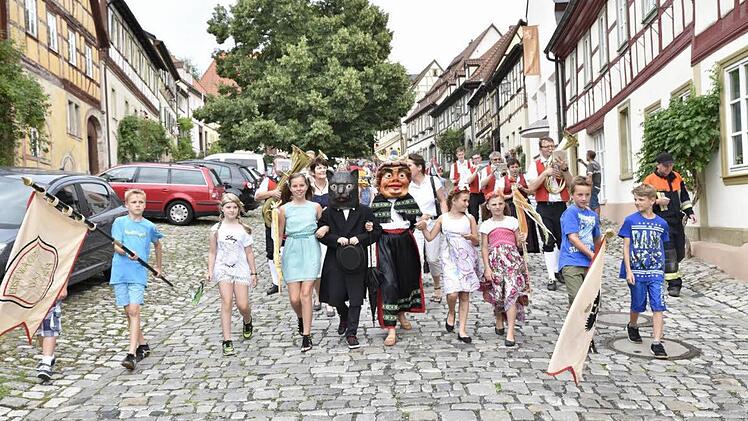 Das Katzenkopfpaar führte die lustige Kinderschar durch die Königsberger Altstadt zum Festplatz