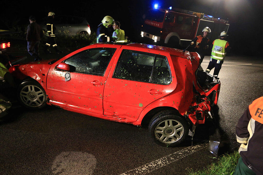Auto landet bei Roßstadt im Unterholz