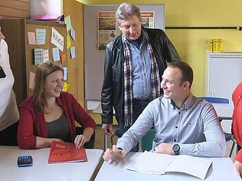 Im ehemaligen Klassenzimmer mit ehemaligen Lehrern (von links) Lehrerin Tamara Ignatzek, Elisabeth Gillinger, Lehrer Peter Kittel, Martin Wichert, Lehrerin Beate Ehbauer-Dörres  Foto: Johanna Blum
