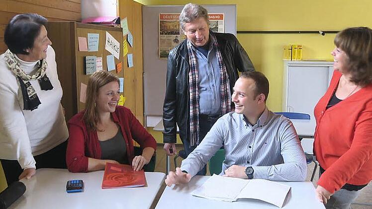 Im ehemaligen Klassenzimmer mit ehemaligen Lehrern (von links) Lehrerin Tamara Ignatzek, Elisabeth Gillinger, Lehrer Peter Kittel, Martin Wichert, Lehrerin Beate Ehbauer-Dörres  Foto: Johanna Blum