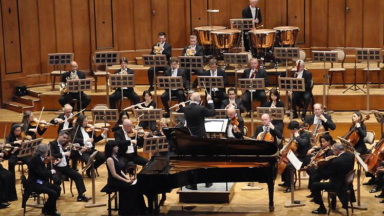 Das Staatsorchester Braunschweig mit der Pianistin Luiza Borac. Foto: Peter Klopf