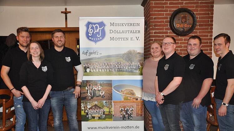 Sie präsentieren sich vor dem neu angeschafften Werbeaufsteller - der Vorstand des Musikvereins Döllautaler in Motten (von links), die Wiedergewählten Mario Wirsing, Kerstin Link und Jörg Wirsing, auf der linken Seite sowie die Neugewählten (rechte Seite) Janina  Matzke, Johannes Kraft, René Matzke und Thomas Statt. Foto: Petra Heurich