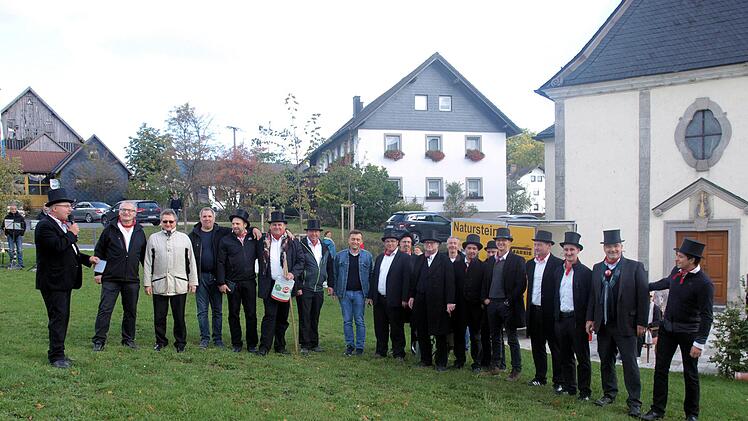 Das Kirchweihmontagskomitee in voller Größe  mit Pater Jan Poja (3.v.li) und Bürgermeister Jens Korn (8.v.li)Susanne Deuerling