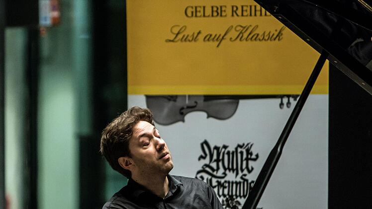 Zu Gast in Coburg bei der Gesellschaft der Musikfreunde: Der Pianist Benjamin Moser beeindruckte die Zuhörer bei seinem Solo-Abend im HUK-Foyer.Foto: Jochen Berger