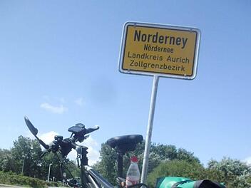 Ankunft auf der Insel Norderney: Erwin Millers E-Fahrrad (S-Pedelec) vor dem Ortsschild seines Zieles. Foto: Erwin Miller