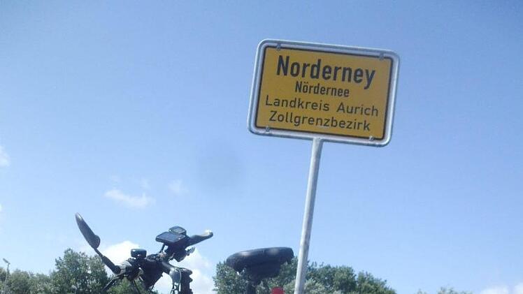 Ankunft auf der Insel Norderney: Erwin Millers E-Fahrrad (S-Pedelec) vor dem Ortsschild seines Zieles. Foto: Erwin Miller