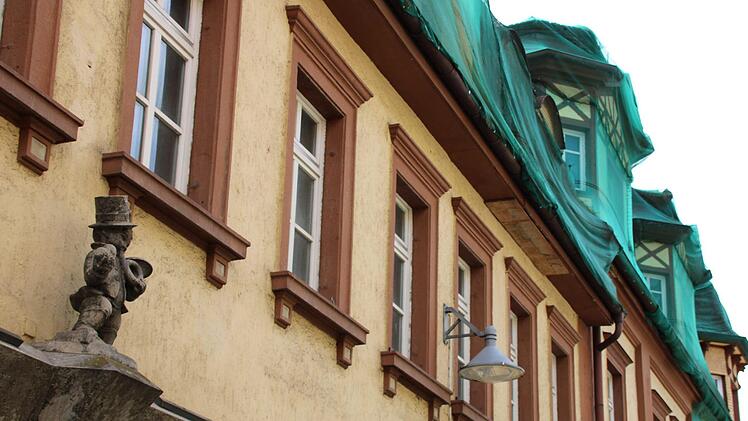 Inzwischen ist der Zustand des ehemaligen Hotels "Zur Post" so marode, dass jederzeit Ziegel vom Dach fallen könnten. Netze sollen das verhindern. Foto: Ulrike Müller