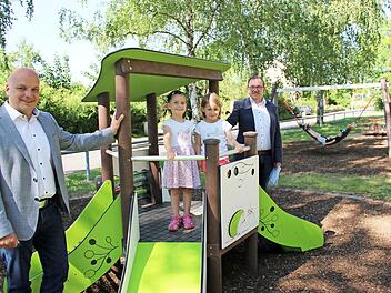 Mia und Sophie haben das neue Spielgerät auf dem Kinderspielplatz für gut befunden. Bürgermeister Michael Kastl und Ortsreferent Arno Schlembach freuen sich über die Akzeptanz.