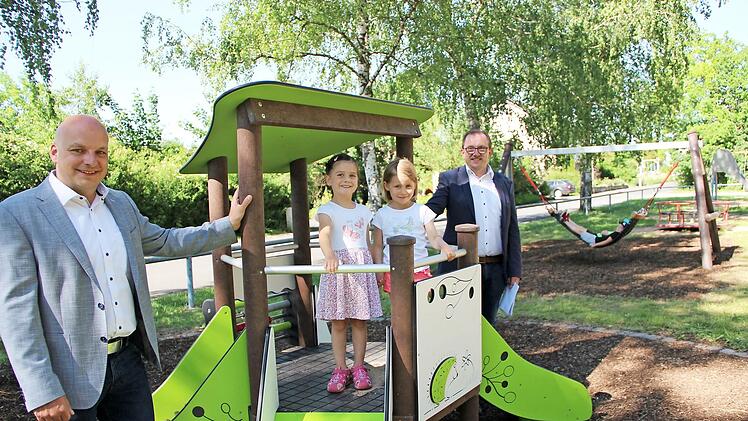 Mia und Sophie haben das neue Spielgerät auf dem Kinderspielplatz für gut befunden. Bürgermeister Michael Kastl und Ortsreferent Arno Schlembach freuen sich über die Akzeptanz.