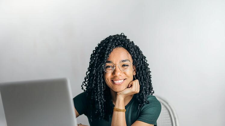 Sie sucht ihn? Kostenlos anmelden und Willkommen bei single.infranken.de und partnersuche-ab-60.de.   Bild: pexels-andrea-piacquadio-3769021