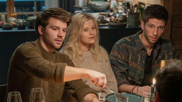 Die Gen Z hat ihre eigenen Regeln und Weltanschauungen: Tomek (Simon Morz&eacute;, links), Alma (Camille Dombrowsky) und Vince (Slavko Popadic) haben sich in Julianes Chalet h&auml;uslich eingerichtet. Und sie haben nicht vor, wieder zu gehen, nur weil die Besitzerin mit ihren Freunden aufgetaucht ist.