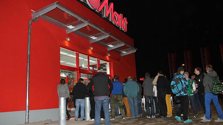 Schon um  5.30 Uhr standen die  ersten Kunden vor der Ladentür.  15 Minuten  später waren es  schon 50, die  auf die Öffnung warteten.
