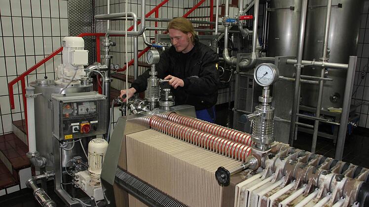 Robert Smith kennt sich bei den zahlreichen Apparaturen in der Brauerei aus.