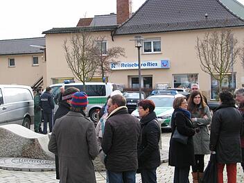 Hirschaider Marktgemeinderäte im Gespräch mit Passanten, flankiert von Streifenwagen und Polizeibeamten. Foto: Werner <Baier