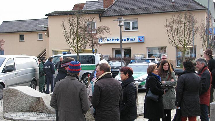 Hirschaider Marktgemeinderäte im Gespräch mit Passanten, flankiert von Streifenwagen und Polizeibeamten. Foto: Werner <Baier