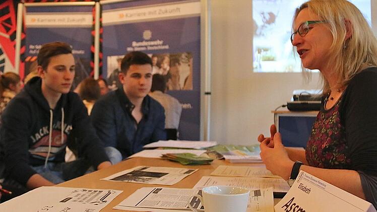 Beratungstisch mit Elisabeth Assmann im Namen des Bundes Naturschutz. Foto: Gerd Schaar