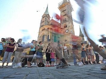 In den vergangenen Jahren wurde der Weltkulturerbelauf stets zur Hitzeschlacht. 2015 drohen erstmals nasse Straßen und rutschige Pflasterstrecken.  Foto: Ronald Rinklef
