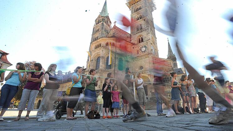 In den vergangenen Jahren wurde der Weltkulturerbelauf stets zur Hitzeschlacht. 2015 drohen erstmals nasse Straßen und rutschige Pflasterstrecken.  Foto: Ronald Rinklef