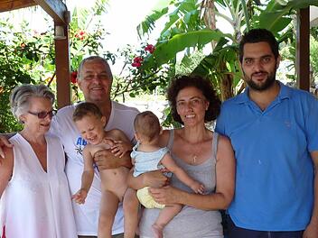 Ehrengard Vergin-Glückmann und Günter Glückmann (links) mit griechischen Freunden. Foto: privat