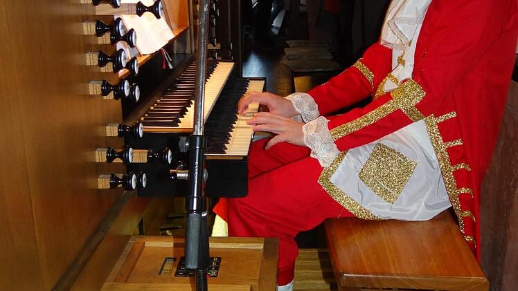 Wolfgang Amadeus Mozart alias Ralf Hofmann aus Breitbrunn nahm am Gottesdienst mit musikalischen Witzeleien an der Orgel teil.