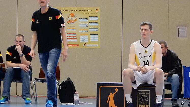Moritz Sanders wartet auf seine Einwechslung, während Bundestrainer Harald Stein Anweisungen aufs Feld ruft. Im Hintergrund der designierte Herren-Nationaltrainer Henrik Rödl. Foto: Udo Schilling