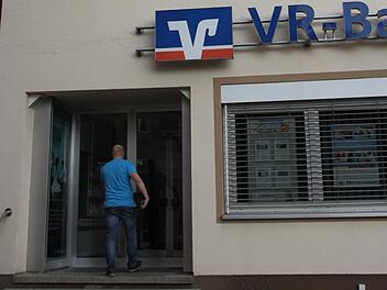 Die VR-Bank geht zum Monatsende aus dem Haus in der Kulmbacher Straße 2 in Neudrossenfeld raus, die Geschäftsstelle wird geschlossen. Dafür expandiert die "Praxis am Schloss": Ärztin Christine Thurn hat das Gebäude erworben. Foto: Jochen Nützel