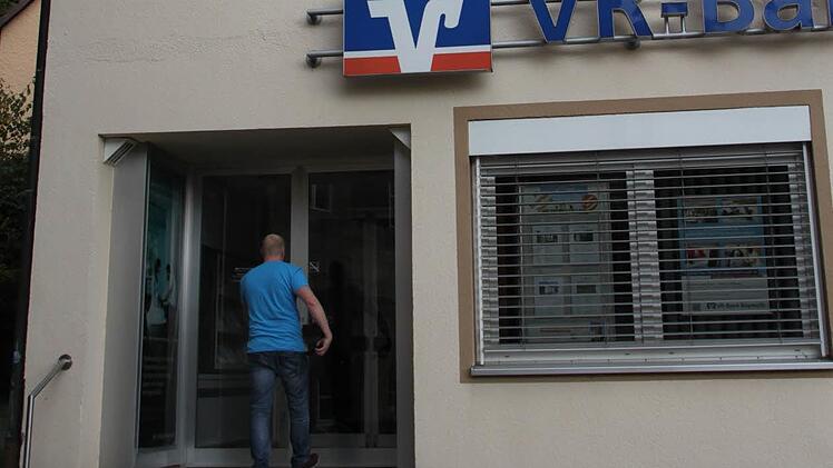 Die VR-Bank geht zum Monatsende aus dem Haus in der Kulmbacher Straße 2 in Neudrossenfeld raus, die Geschäftsstelle wird geschlossen. Dafür expandiert die "Praxis am Schloss": Ärztin Christine Thurn hat das Gebäude erworben. Foto: Jochen Nützel